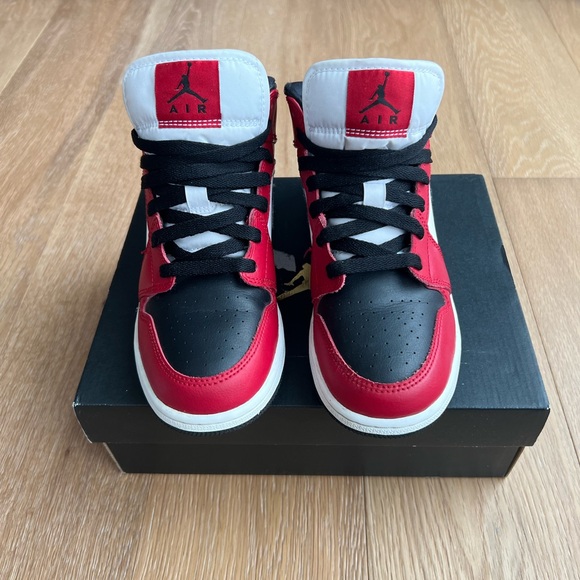 Air Jordan 1 Mid - Chicago Black Toe (GS) - Size US 4.5Y (Unisex) - Picture 5 of 16